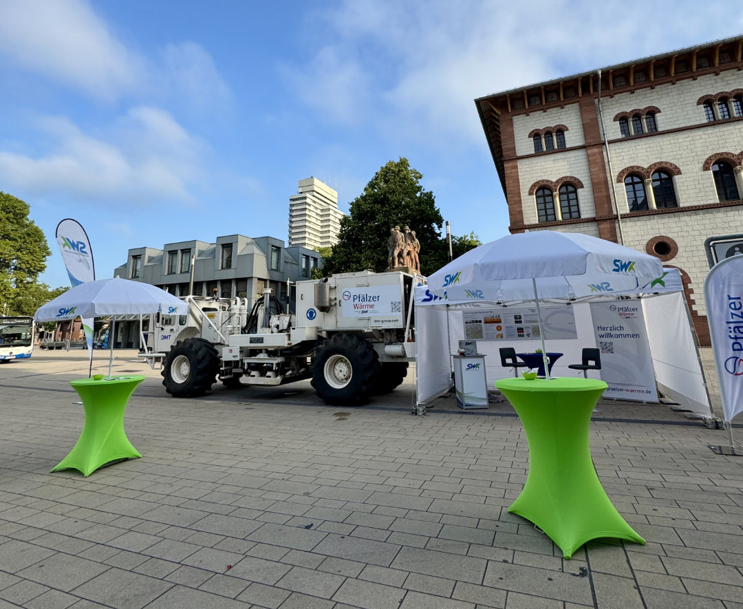 Infostand mit Vibrotruck und Pavillions in Stadtmitte (Schillerplatz).