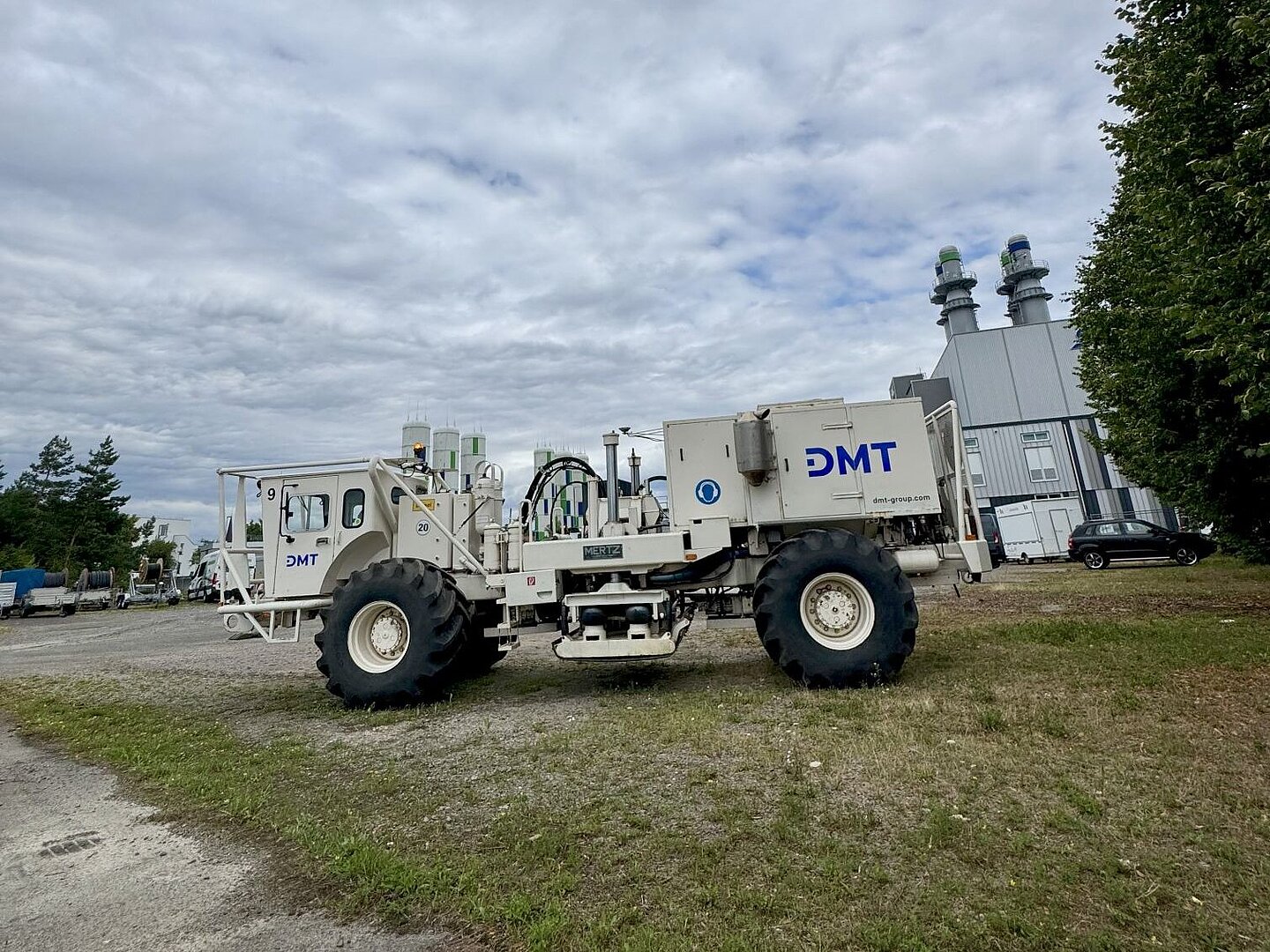 Vibro-Truck (Spezialfahrzeug für seismische Messungen) auf Schotterplatz.