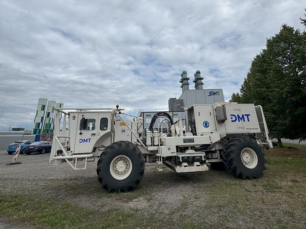 Vibro-Truck (Spezialfahrzeug für seismische Messungen) auf Schotterplatz.