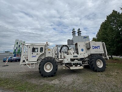 Vibro-Truck (Spezialfahrzeug für seismische Messungen) auf Schotterplatz.