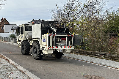 Einzelner Vibro-Truck fährt auf der Straße.