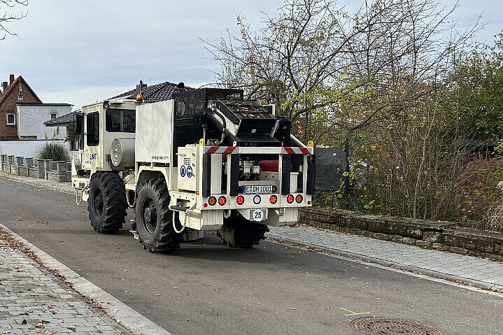Einzelner Vibro-Truck fährt auf der Straße.